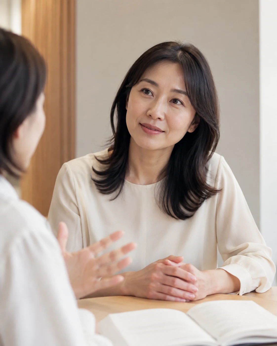 対話の中で相手の話に耳を傾ける、お客様の声を聞く姿勢のイメージ